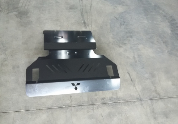 Steel sump guard for the protection of the engine and the radiator for Mitsubishi Shogun 3 (V60, V70)